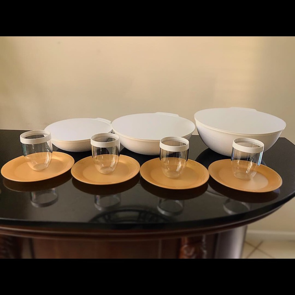 Tupperware Holiday Dinner Set - Picture 3 of 3